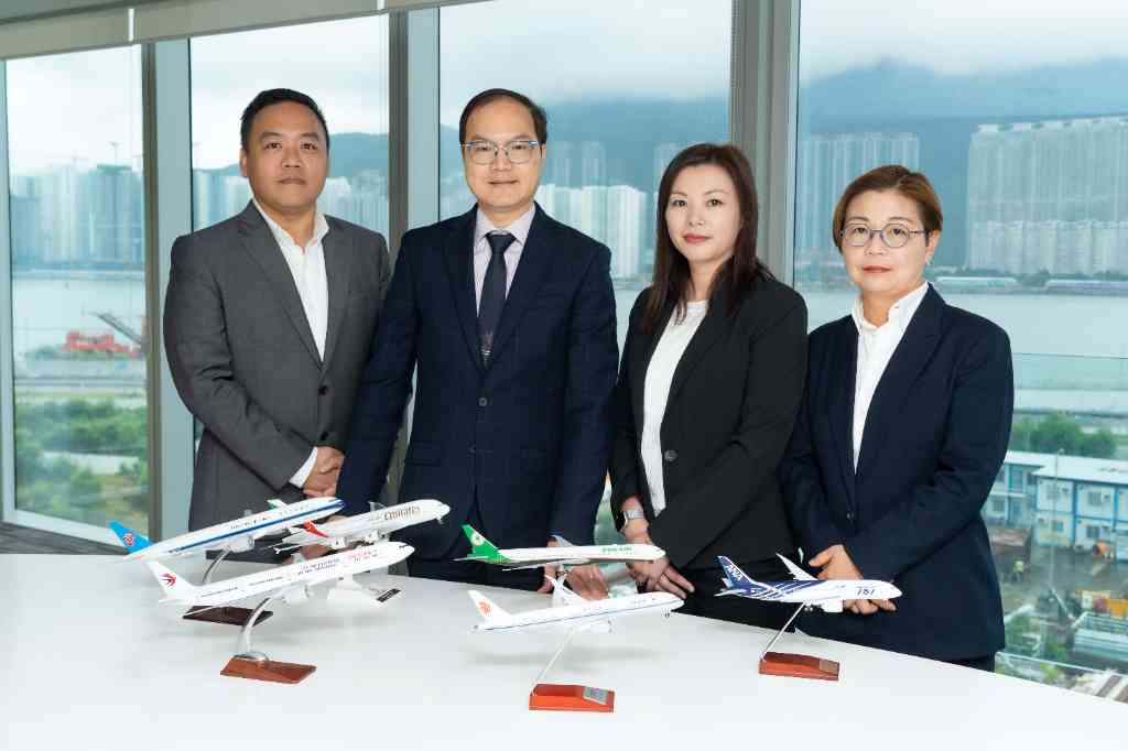 （左起）中航明捷地勤服務高級經理陳家榮（Kelvin）、行政總裁盧偉明（Raymond）、人力資源總監鄧慧賢（Irene）客運服務高級經理李燕妮（Janice）